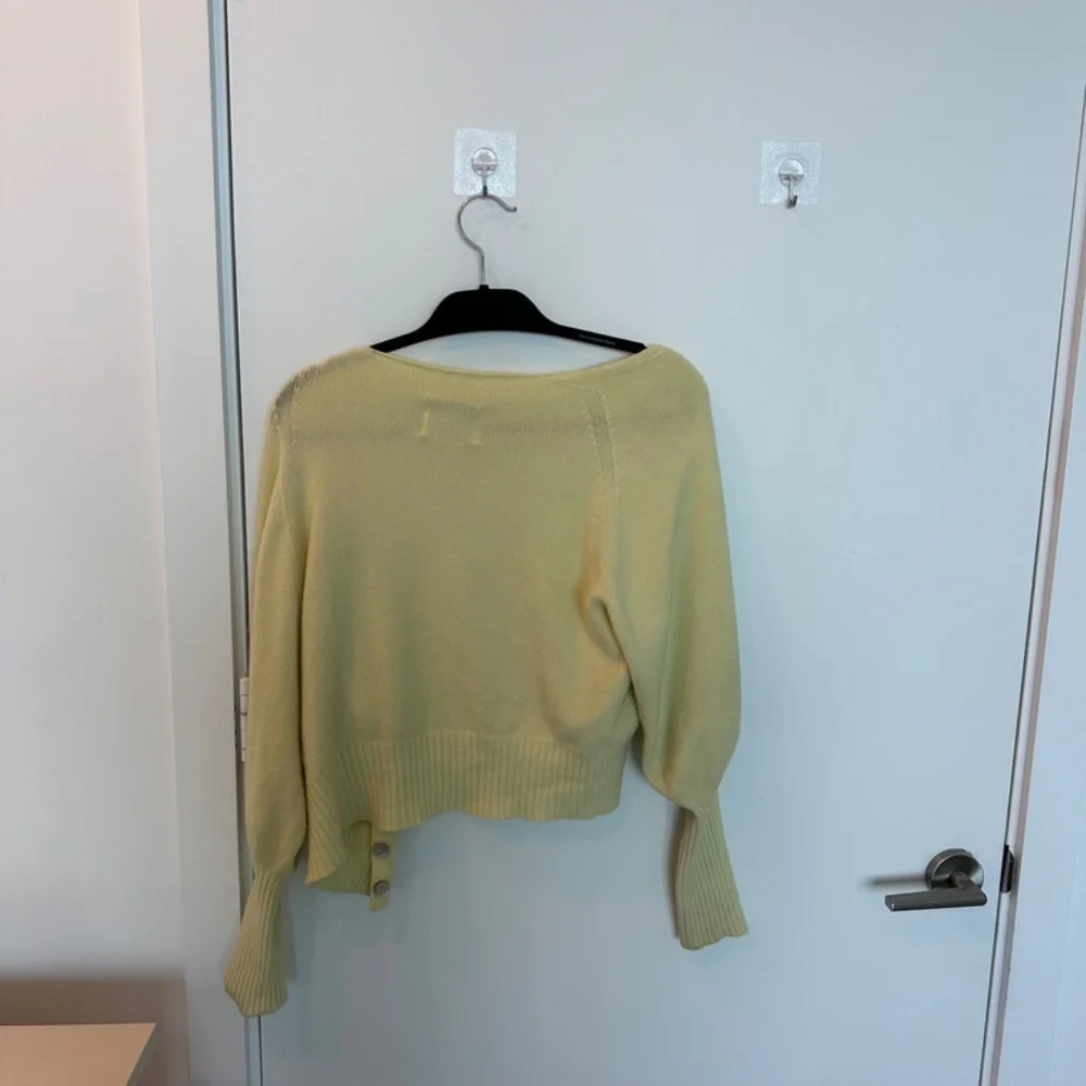 APPARIS Light Yellow Sweater – Size M - Picture 3 of 7